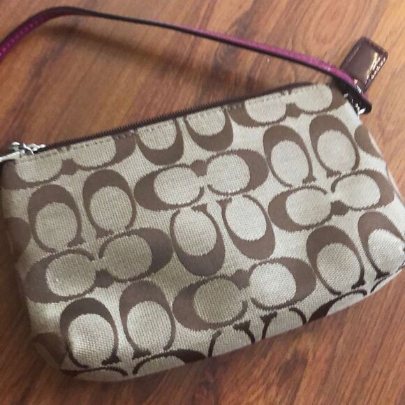 Coach Classic wristlet pouch raspberry ￼handbag - Picture 4 of 9